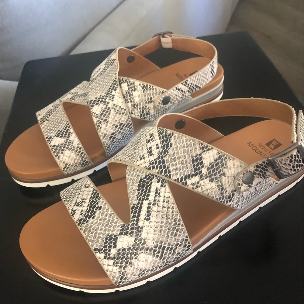 NWOT-White Mountain flat sandals
